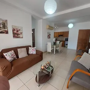 sunny-2-bedroom-larnaca-center.larnacahotels.org/